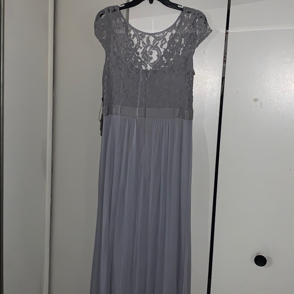 Long formal lace dress - Picture 5 of 5